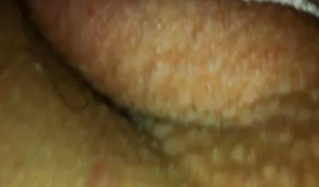 Sorrisos flirty provocativamente trazer video de sexo para celular Pick Up no quarto