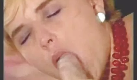 Preto Asiático homem, irritado com painéis de videos de sexo free malha ao longo de sua