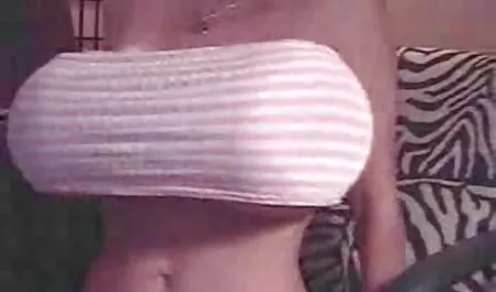 Delicado modelo poeno anal pornô com vibrador