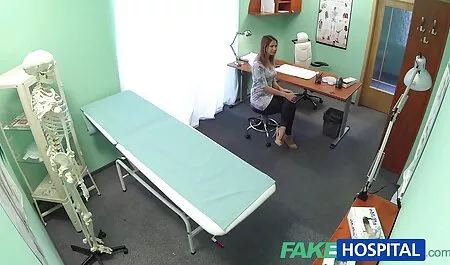 Menina com seios pequenos tem um pau longo por suas bochechas para porno gratis animal pagamento