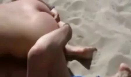 O cara não pode tolerar e foder vídeo de samba pornô jovem namorada dele na bunda na cozinha