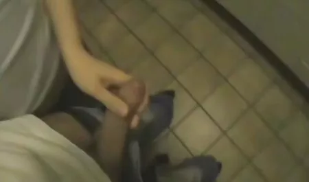 Maduro latina xxx pornno puta chupa o pau de um cara e traz-lhe um monte de prazer