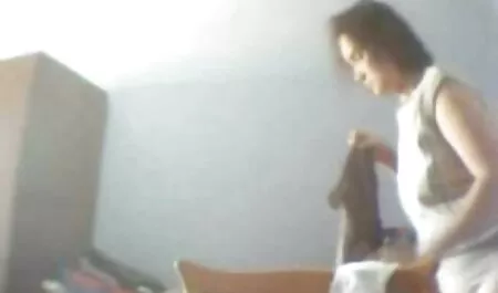 Jovem Asiático é forçado a ficar Estilo cachorrinho na cama e pornô grátis grátis foder um turista na frente da câmera